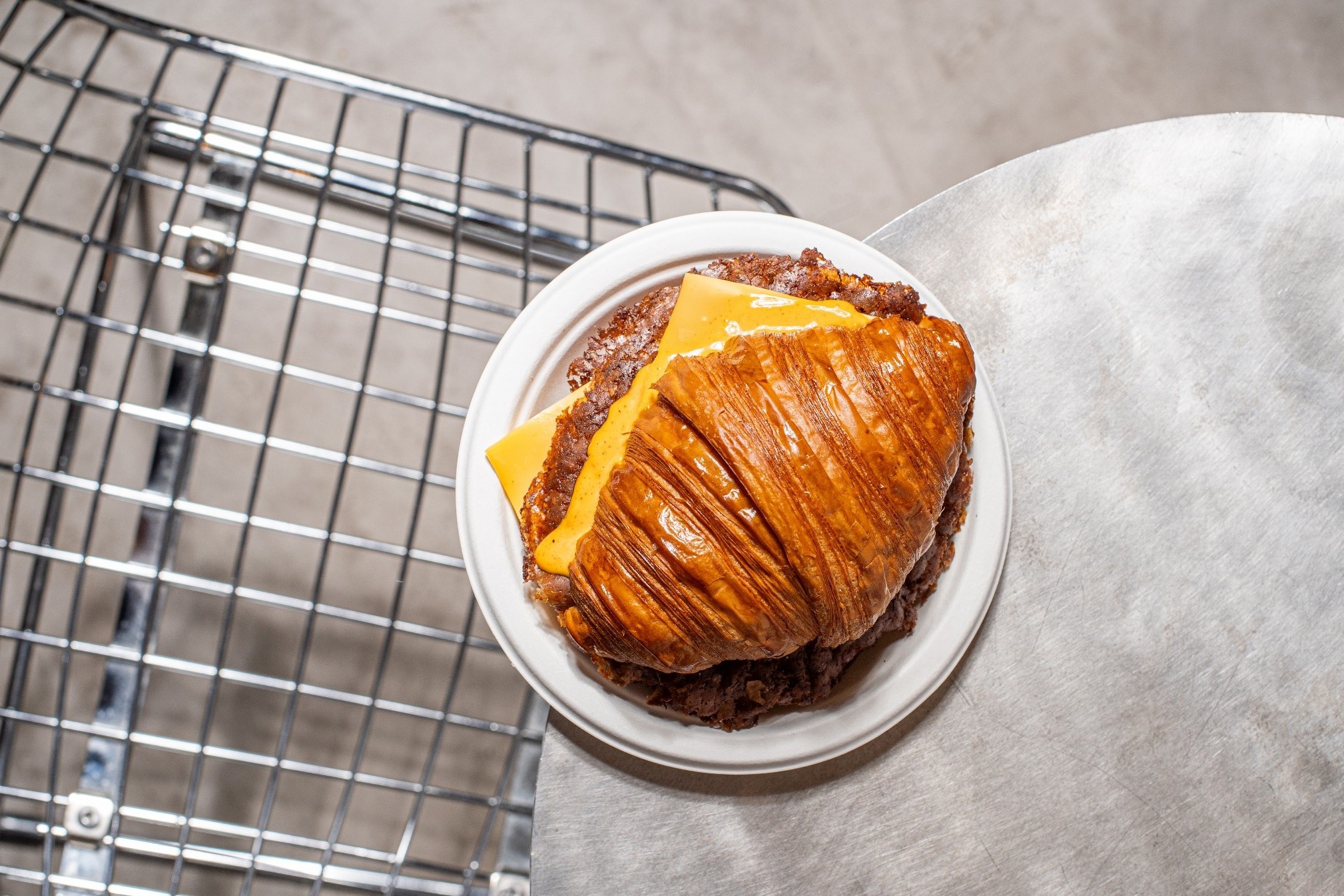 Croissant de hambúrguer (sim, leu mesmo bem). Novidade do Street Smash Burgers e DoBeco é irreverente