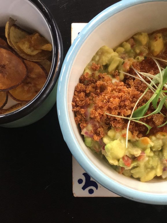 Aquilo em cima do abacate é quinoa crocante e funciona tão bem