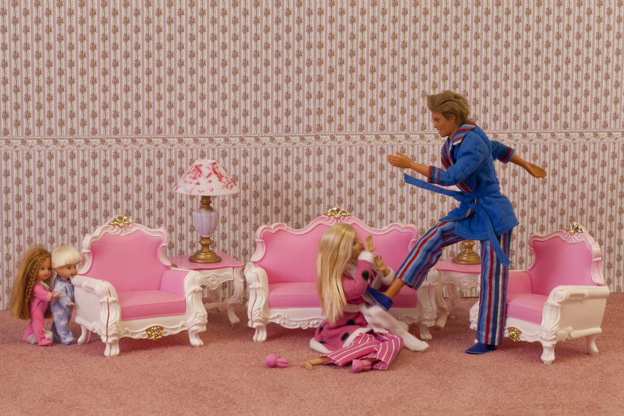 Exposição sobre violência doméstica com Barbies gera polémica no Reino Unido