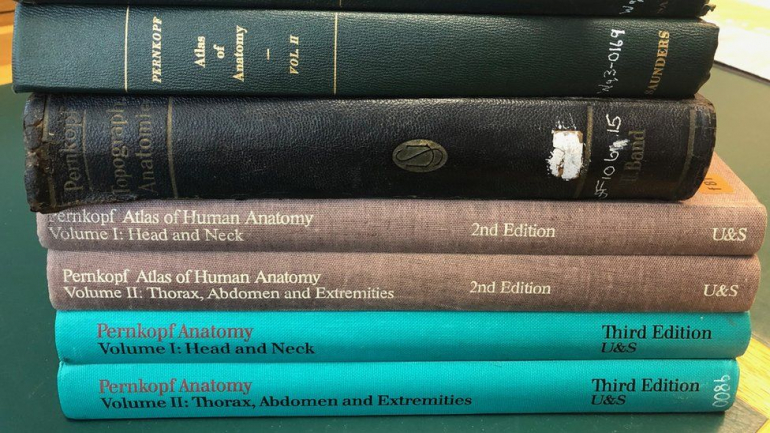 Os volumes, em diferentes edições, do atlas de Pernkopf