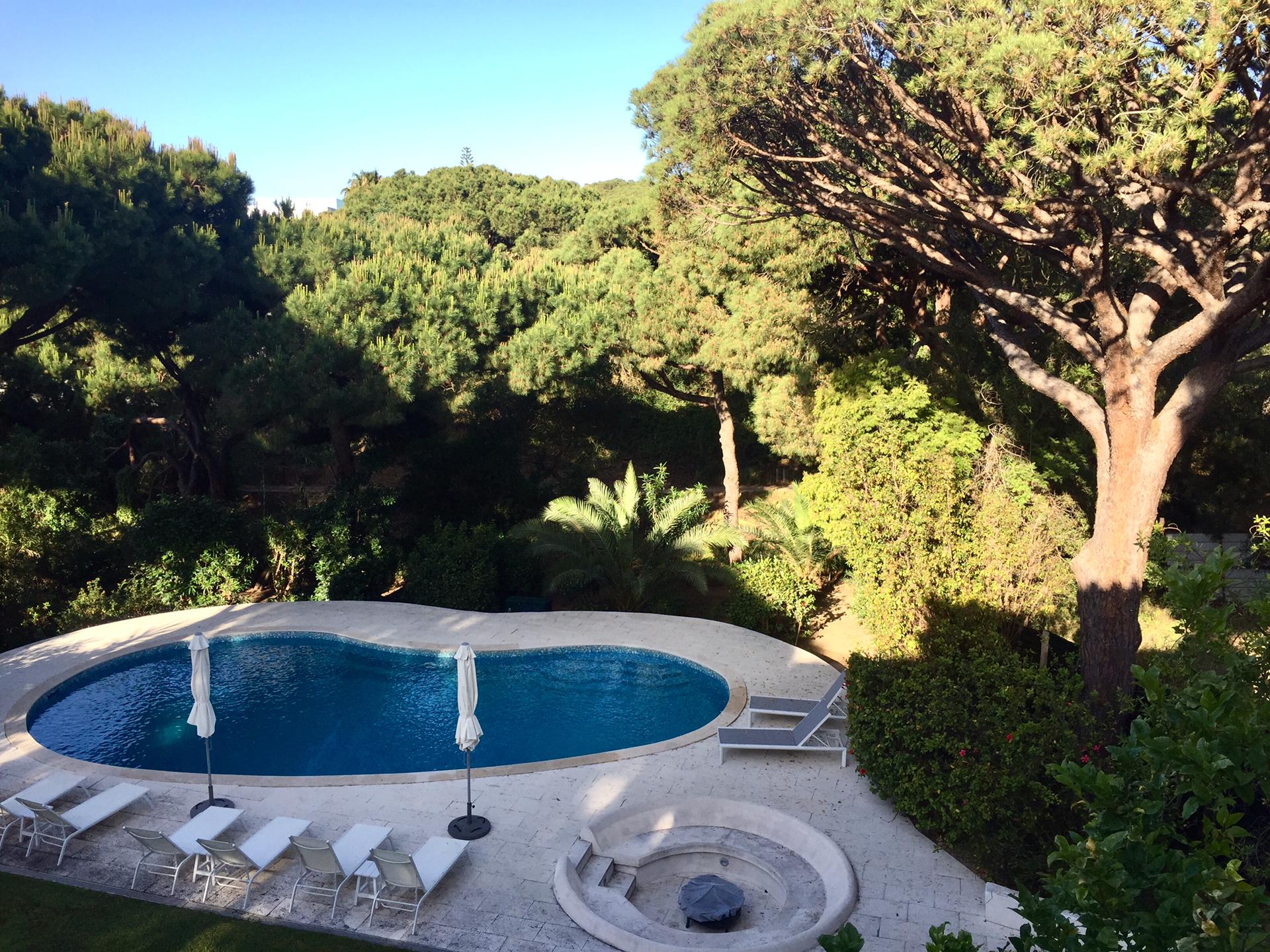 Uma piscina privada e um chef a cozinhar para nós? Descubra onde é este paraíso