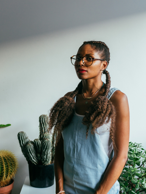 Além de ser fotógrafa, e de dedicar parte da sua vida à arte e design, Gynelle Leon tem carreira na área financeira, trabalhando ainda em floricultura