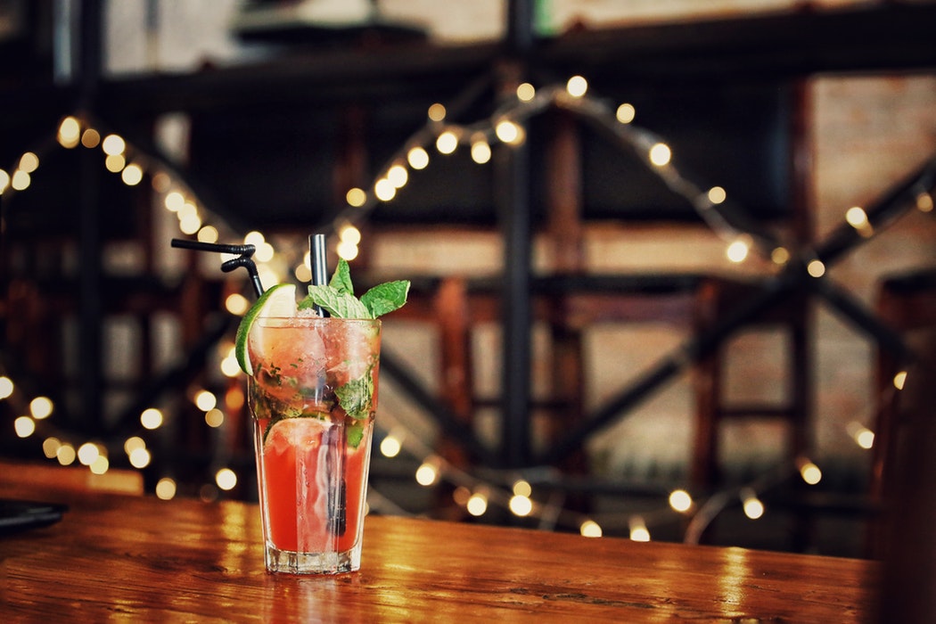Happy Hour. Quinze sítios para beber um copo mais barato em Lisboa e no Porto