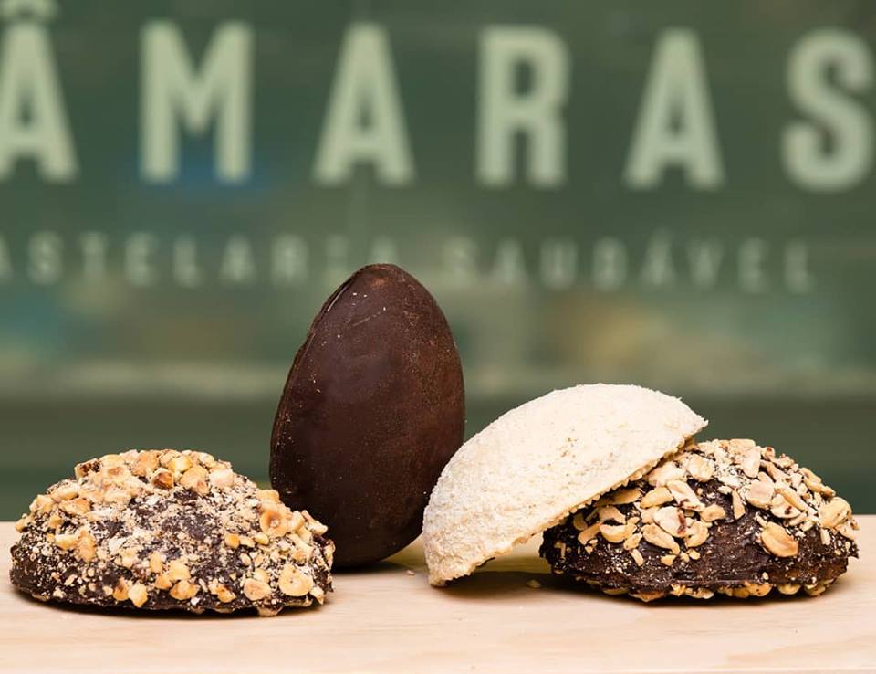 Ovos recheados, amêndoas e coelhos de chocolate. Tudo o que precisa para uma Páscoa vegan