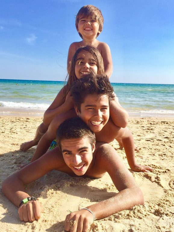 Com 4 filhos, é natural que na sua mala de praia estejam pás, baldes e regadores. 