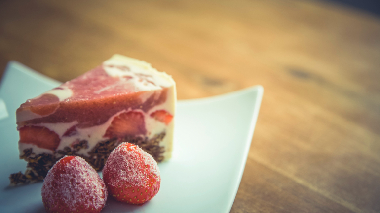 Poucas calorias, muitas propriedades. 5 receitas para usar e abusar dos morangos