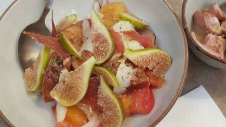 A salada de tomate e figo (7,5€) fica disponível apenas algumas semanas