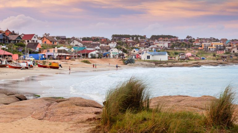 Apesar de as temperaturas estarem relativamente baixas para o verão, há sempre uma praia ou uma lagoa para dar uns mergulhos