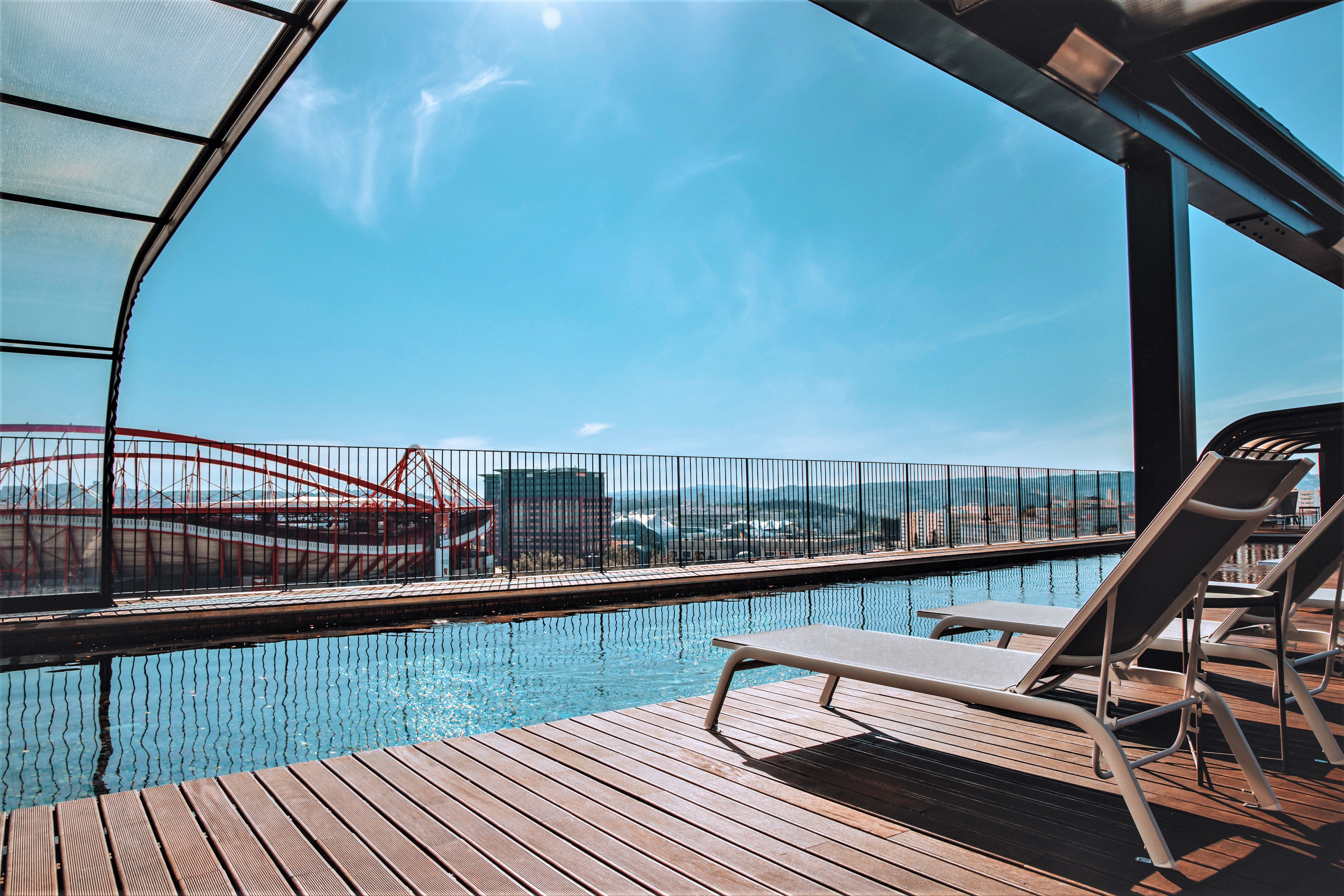 Tosta de rosbife, ovos Benedit ou uma tábua recheada: o novo brunch à beira piscina em Lisboa