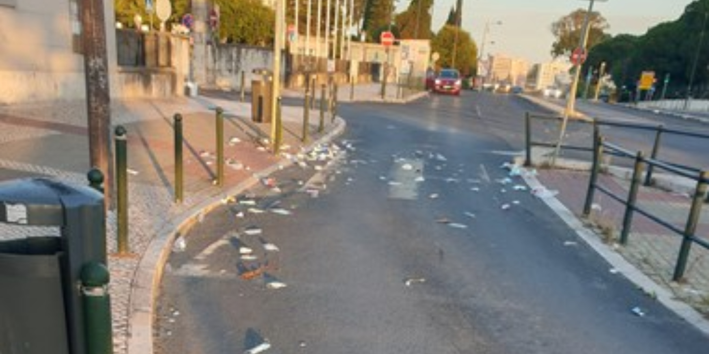 Dezenas de máscaras descartáveis no chão. É este o cenário em frente ao Hospital Santa Maria
