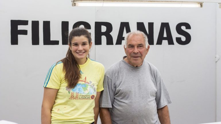 Beatriz vem à Festa do Avante desde que nasceu. Nos últimos seis anos vem sozinha com o avô para ajudar a montar a festa