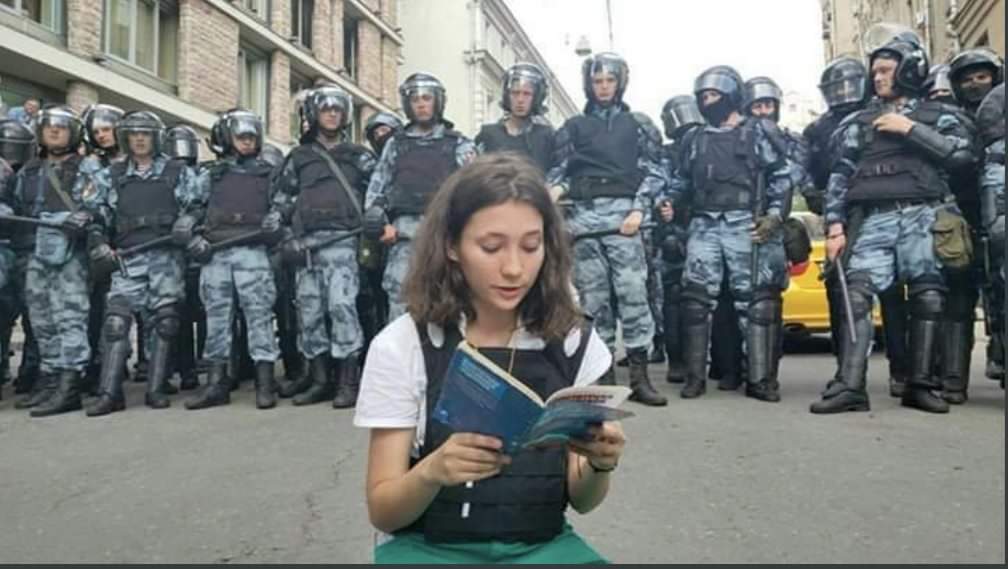 Rússia. Como uma adolescente a ler a constituição se tornou um símbolo da resistência