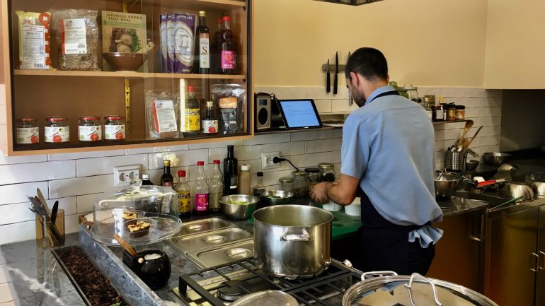 Alguns dos produtos que João usa para cozinhar estão à venda no restaurante