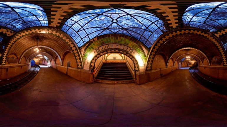 Uma fotografia panorâmica da estação de City Hall
