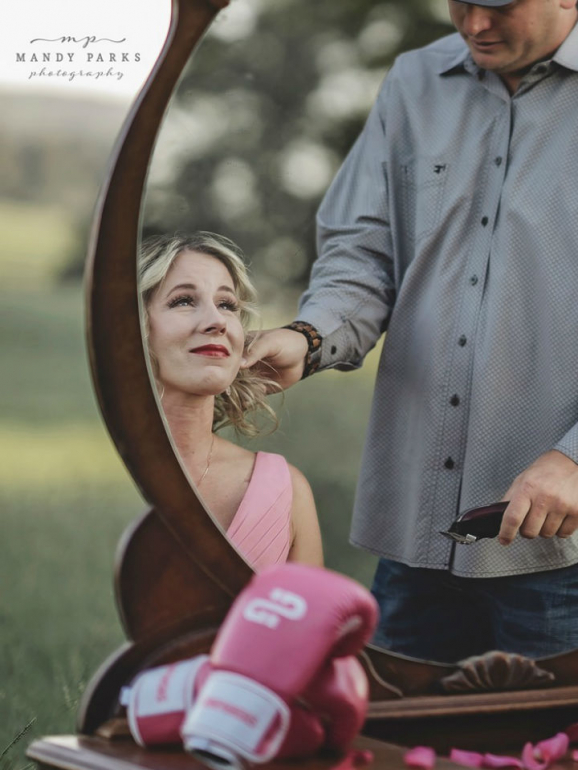 O momento em que Kelsey Johnson, marido de Charlie, começa a cortar-lhe o cabelo