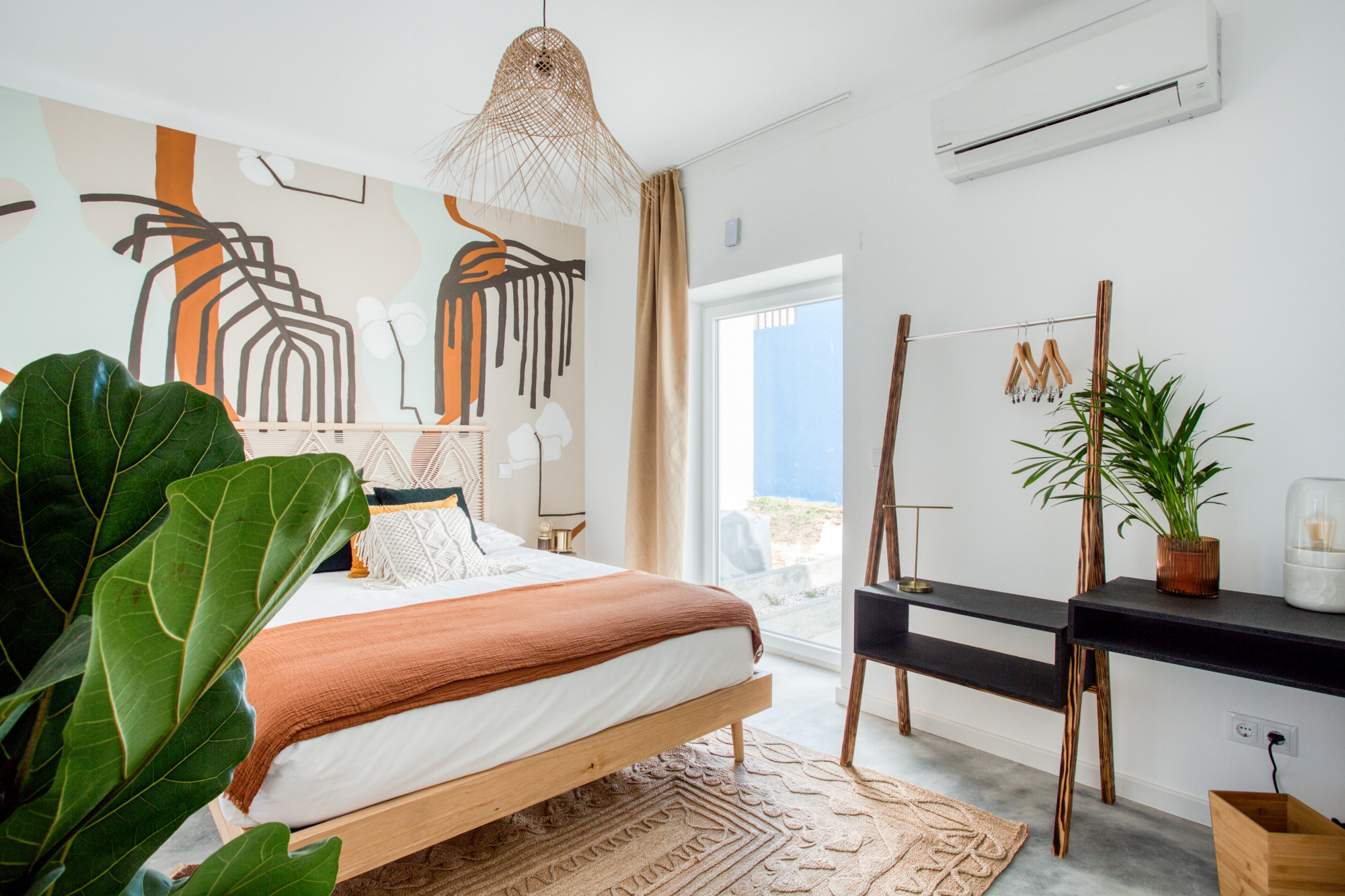 Há um novo hostel na Ericeira — tem piscina, aulas de surf e yoga no terraço