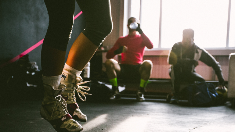 8 exercícios, 30 minutos, 350 calorias. Treino flash para fazer em casa (e estar em forma na passagem de ano)