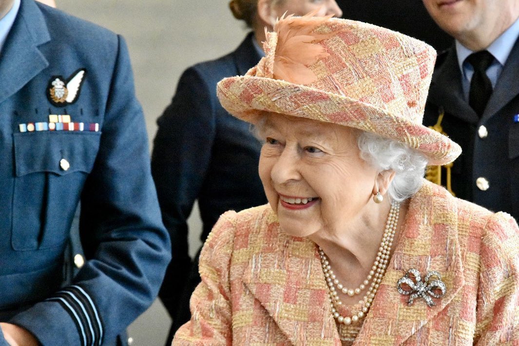 Rainha Isabel II revela procedimento pelo qual passou em adolescente