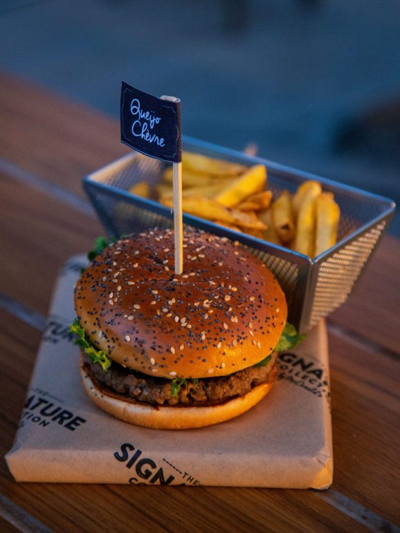 Fui das primeiras a provar os dois novos hambúgueres premium da McDonald's (e são incríveis)