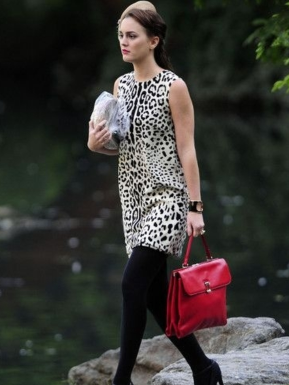Blair com um vestido leopardo que se adaptaria aos dias de hoje 