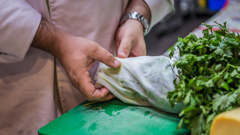 Chef dá 11 dicas fáceis e surpreendentes para cozinhar em casa como um profissional.