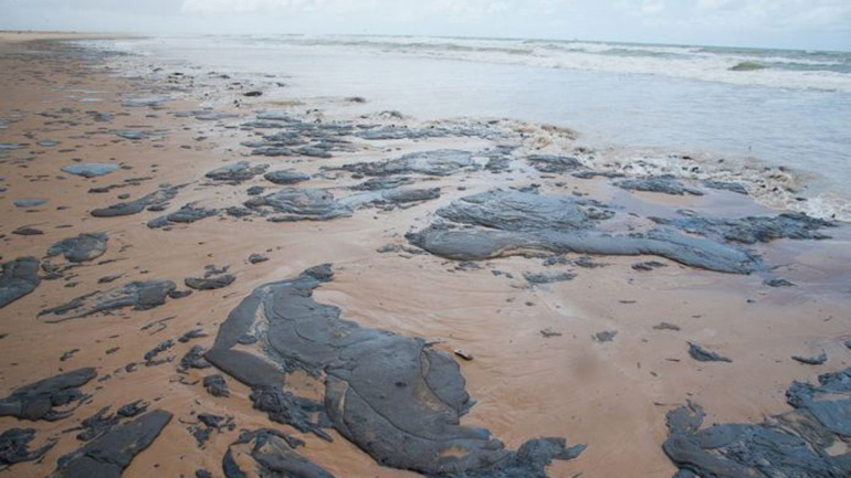Nova crise ambiental no Brasil: derrame de petróleo atinge 132 praias