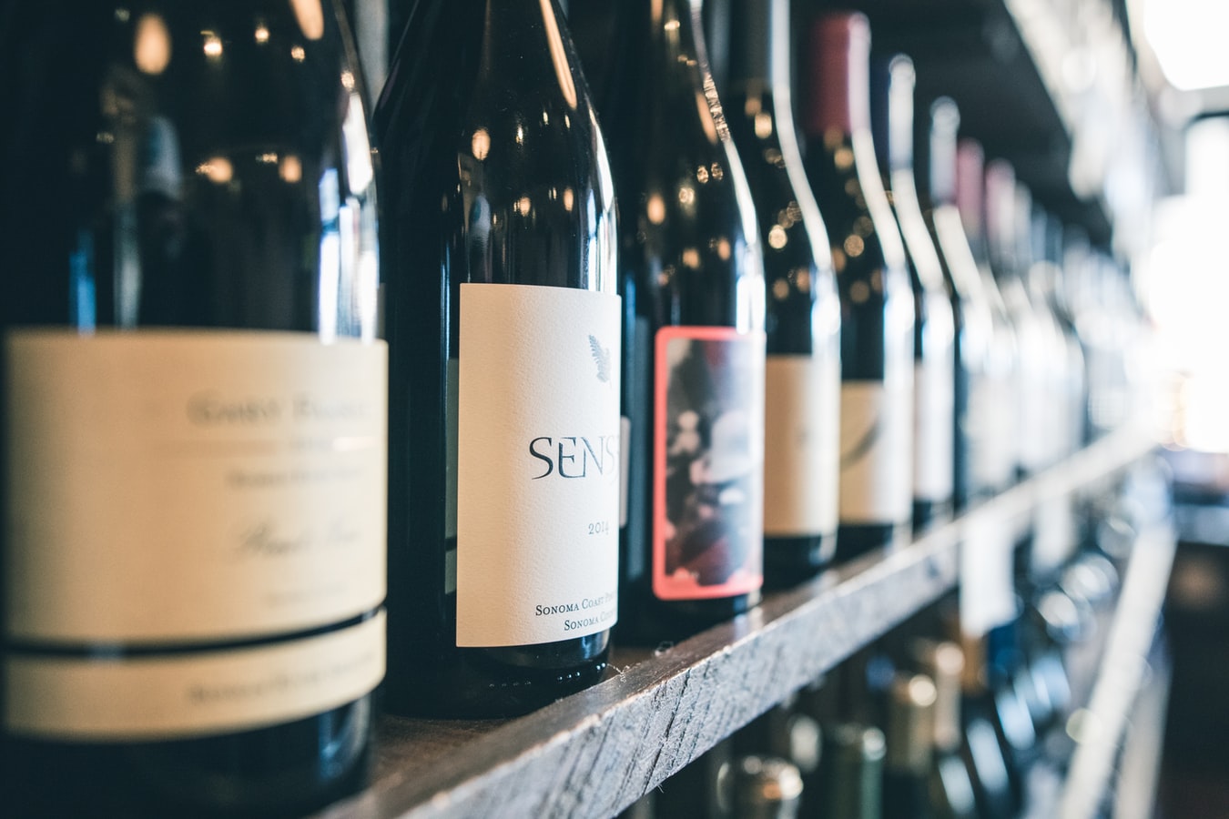 Tirem-nos tudo na quarentena, menos o vinho. 5 marcas que lhe levam as melhores garrafas a casa