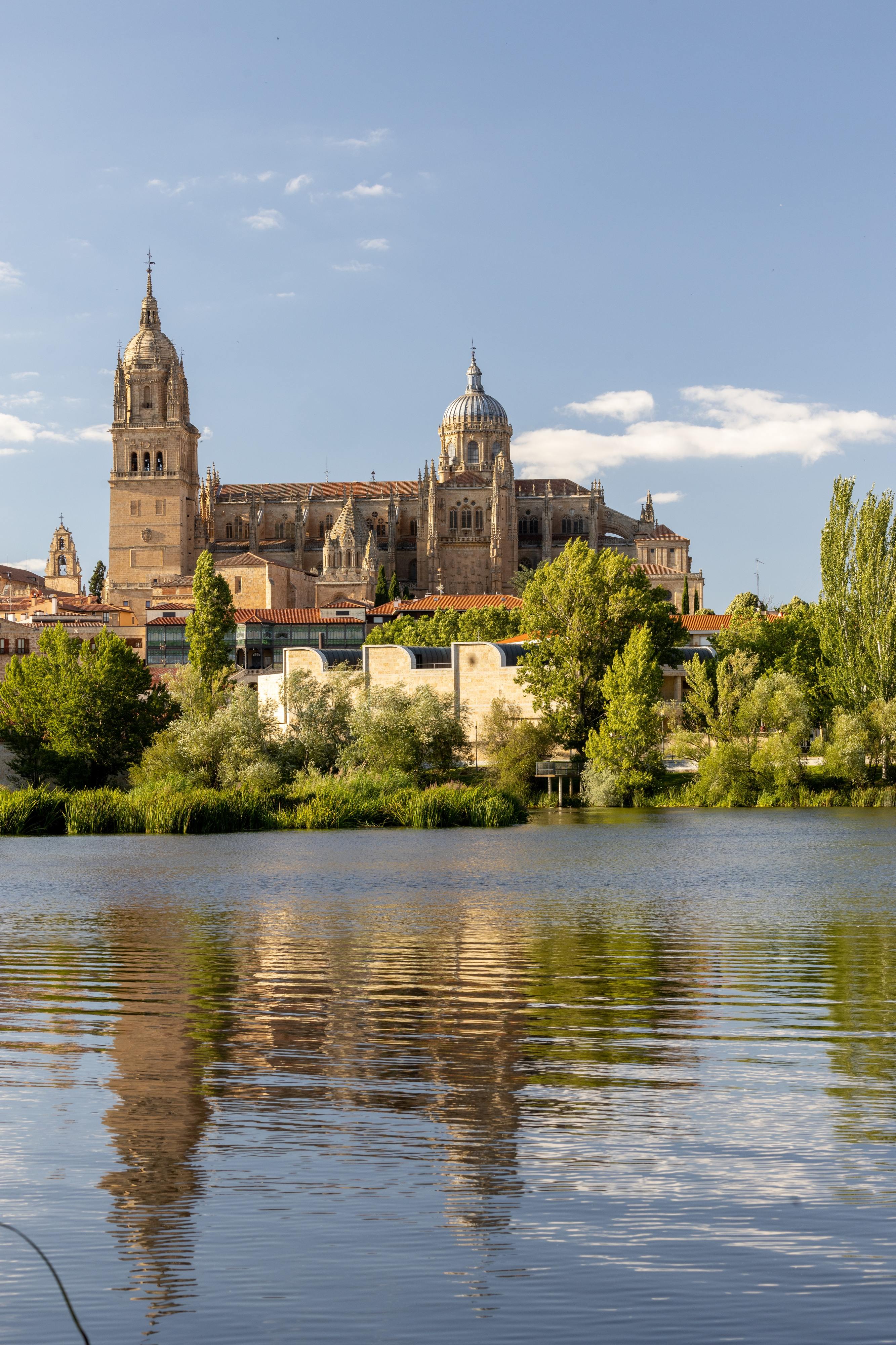 Fuja à chuva e pire-se para Espanha no feriado de 1 de novembro. 4 cidades para visitar