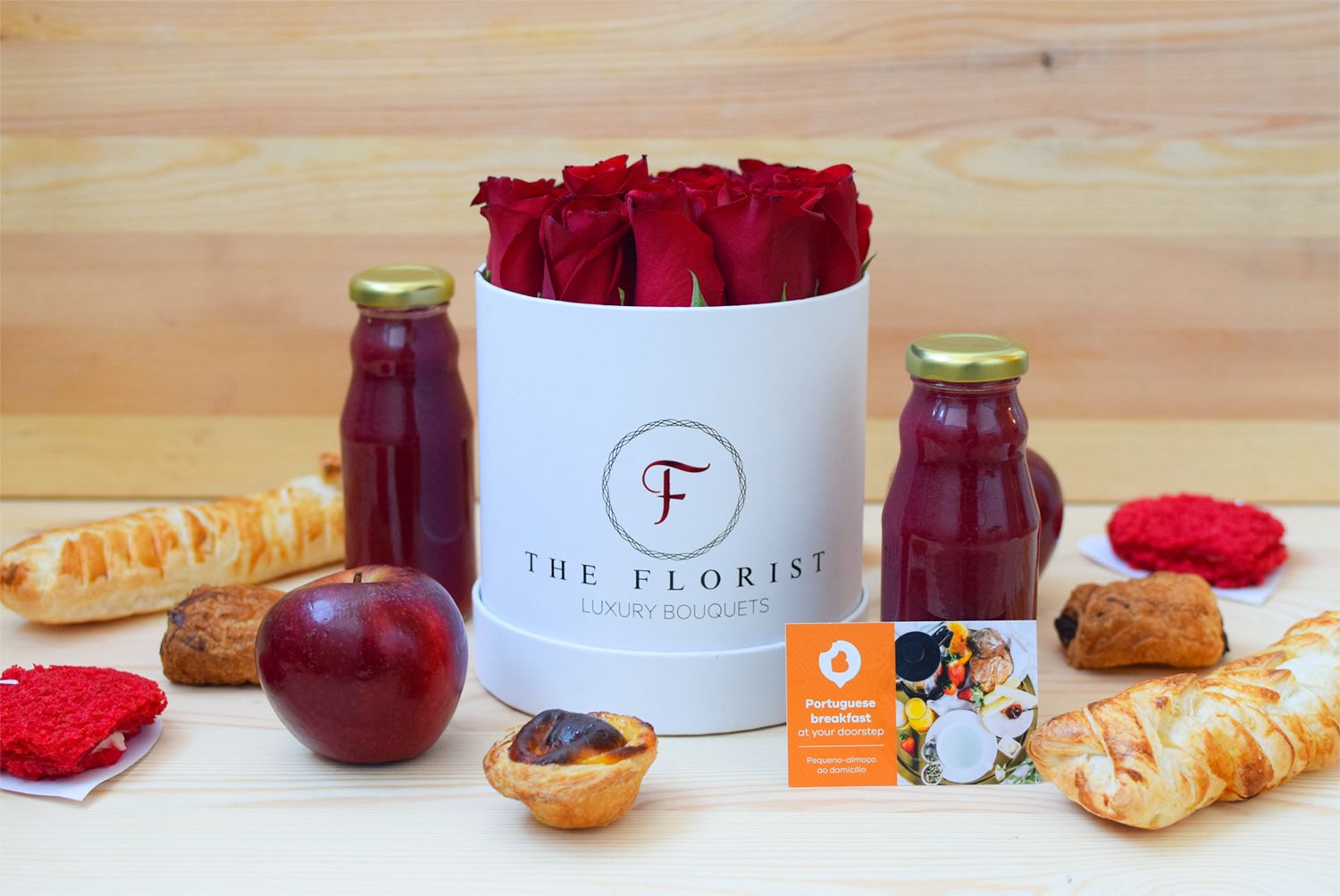 O menu conta com bolos, sumos, fruta e um ramo de flores