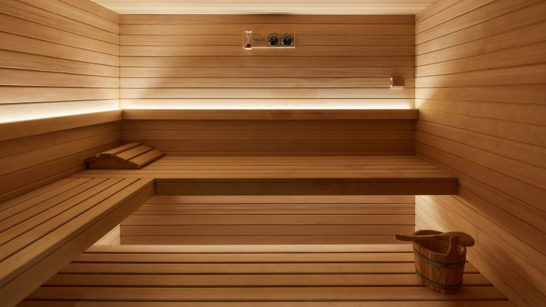 No início, antes do tratamento, aconselha-se a que os clientes passem pela sauna ou banho turco para aquecerem os músculos.