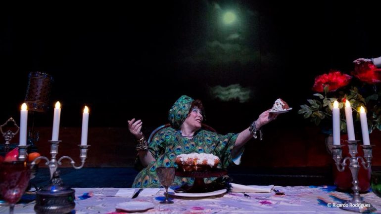 A peça 'Erêndira! Sim, Avó...” está regularmente em cena de quinta a domingo