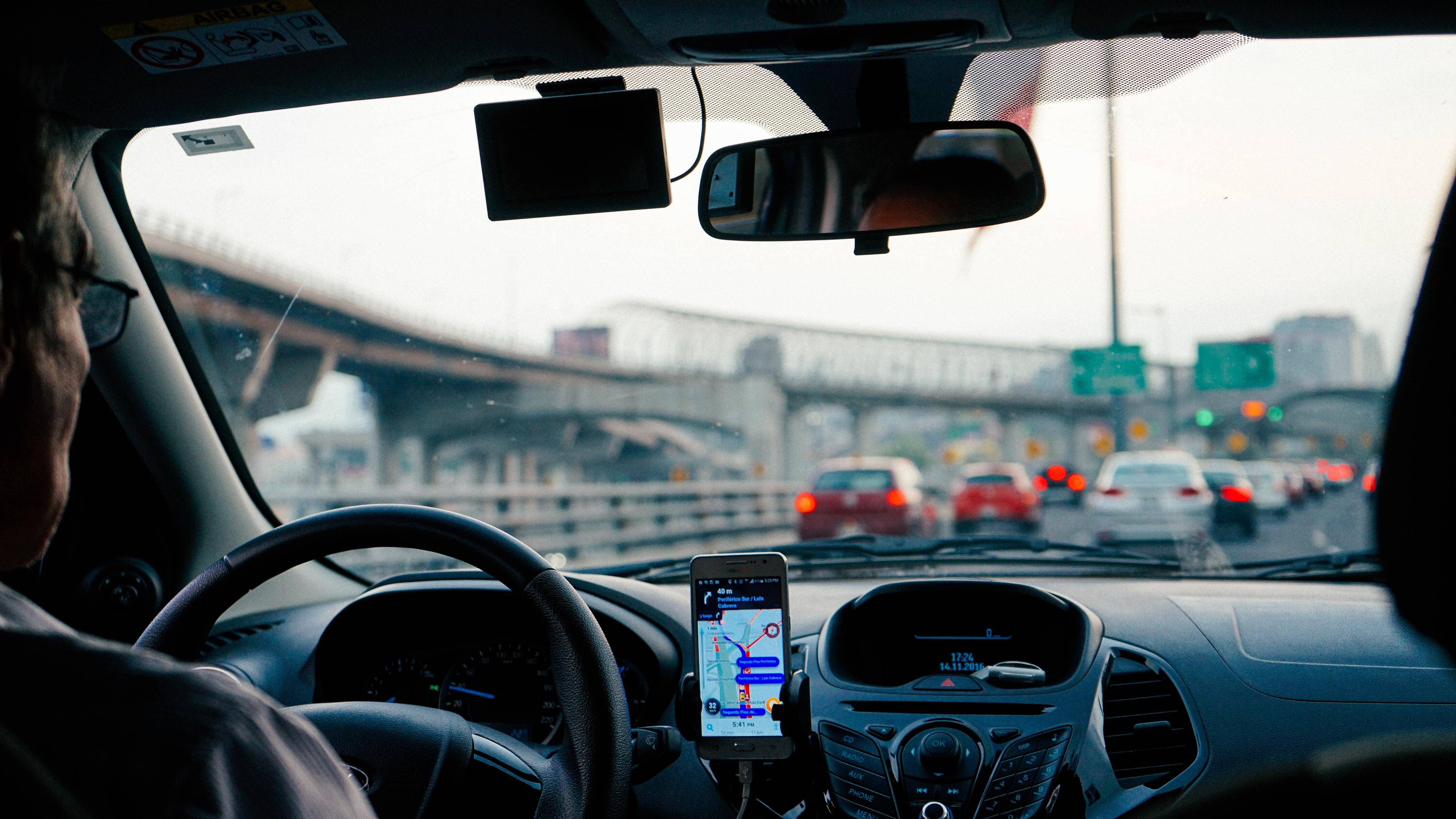 Motorista de Uber travado na Ponte 25 de Abril por familiares de mulher que acreditava que estava a ser raptada