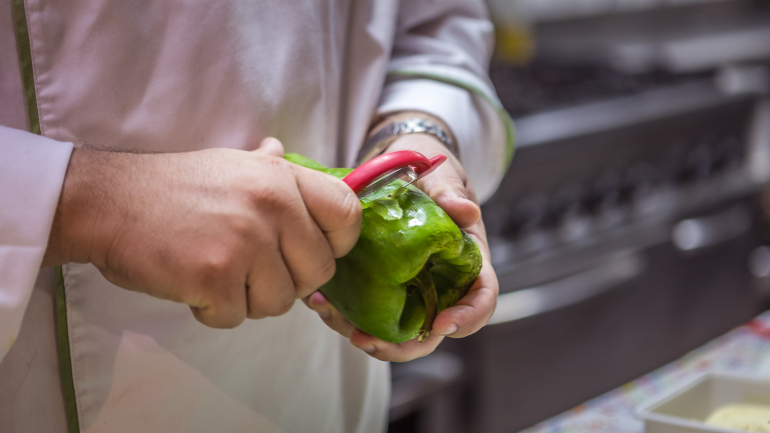 Chef dá 11 dicas fáceis e surpreendentes para cozinhar em casa como um profissional.