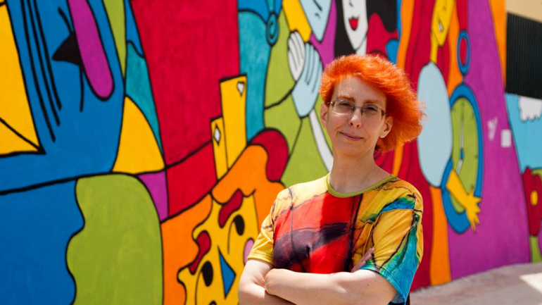 Isa Silva junto ao mural que pintou em Lisboa quando tinha 50 anos