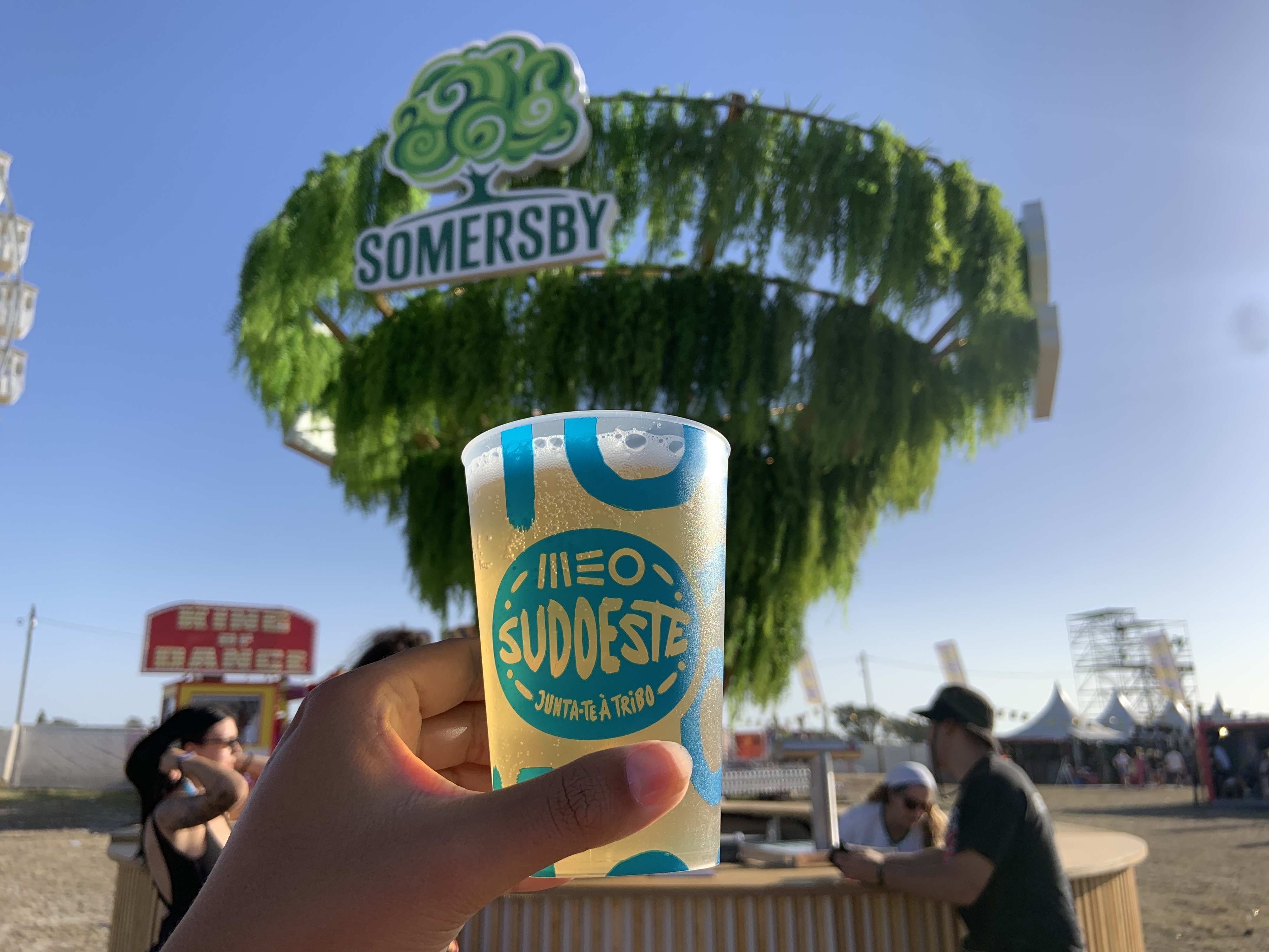 Quanto custa a cerveja? E uma fatia de pizza? 10 comes e bebes que encontra no MEO Sudoeste