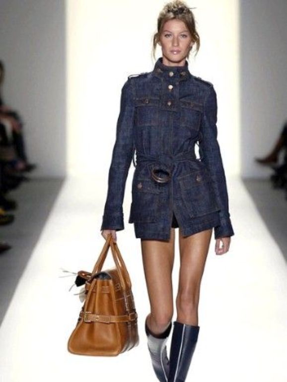 Gisele Bündchen no desfile da marca Luella com a carteira que viria a ter o seu nome