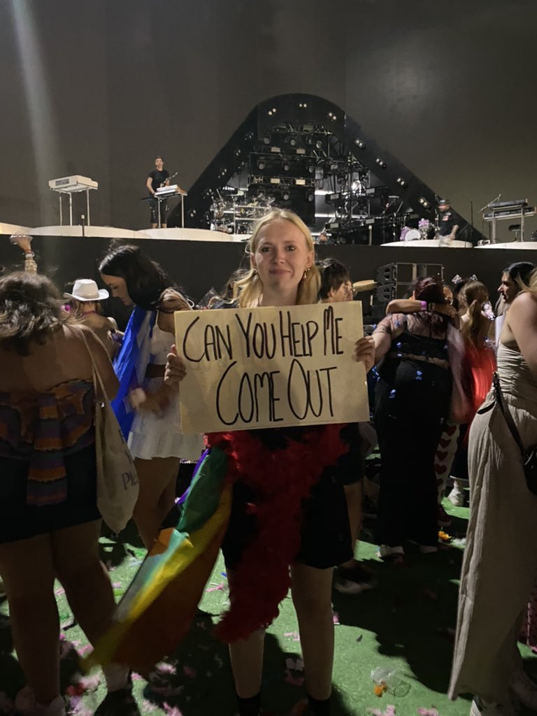Harry Styles ajudou uma fã a assumir a sua orientação sexual no concerto em Lisboa. Falámos com Julia