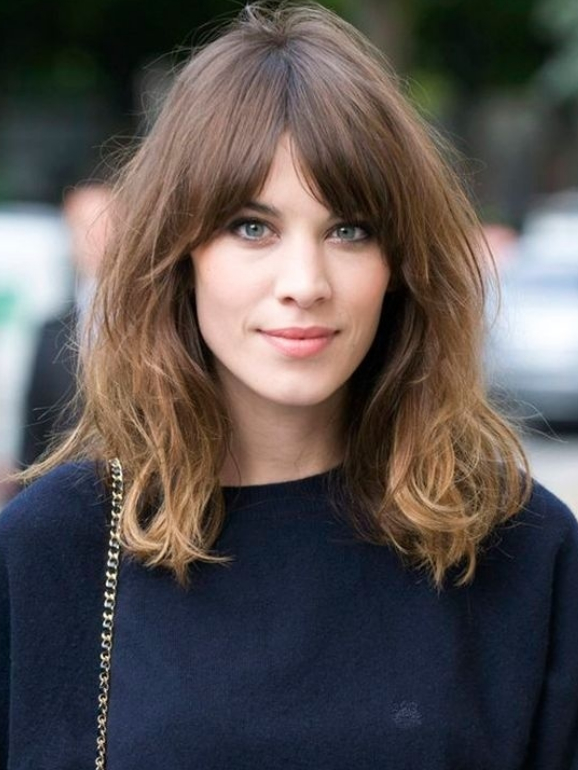 A britânica Alexa Chung e o seu penteado de eleição - o corte midi. 