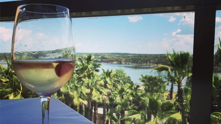Um post da atriz a beber sangria com uma vista incrível