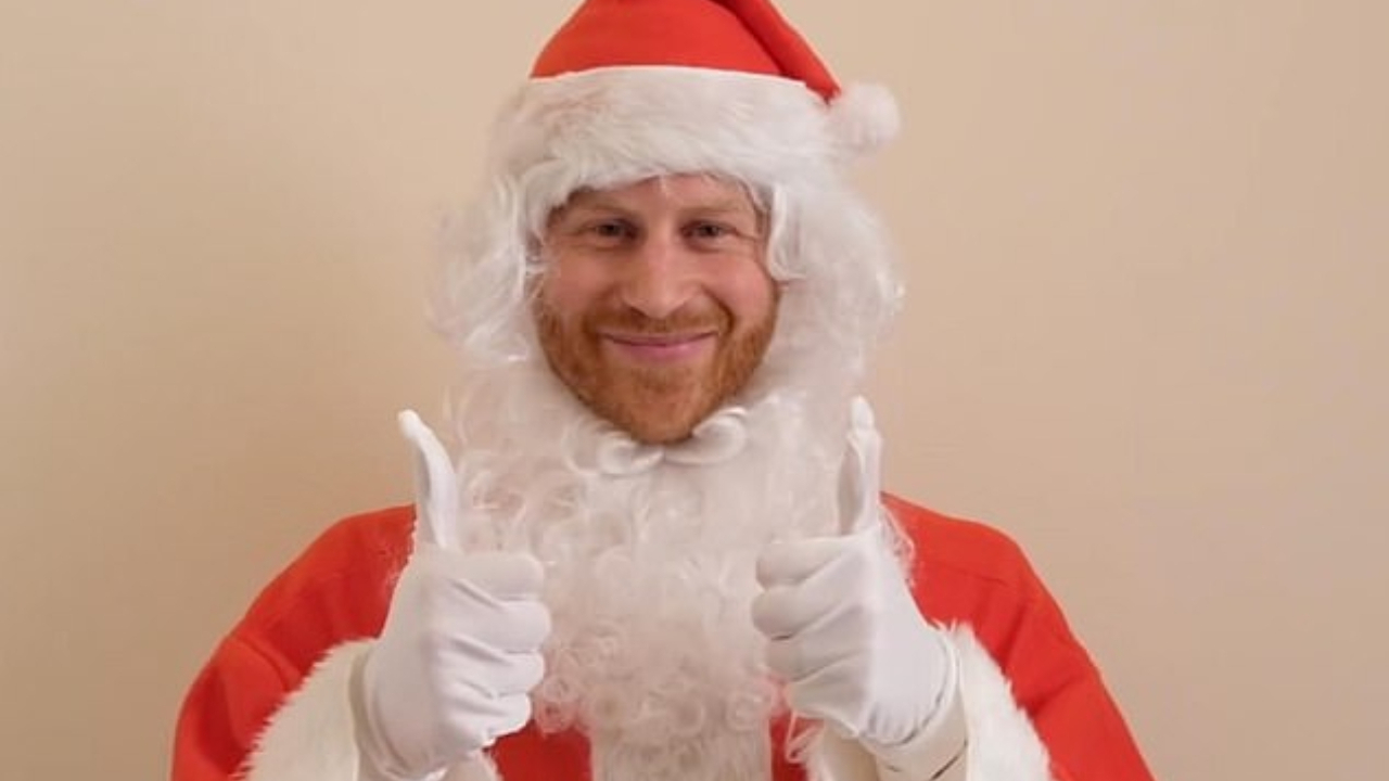 O príncipe Harry vestido de pai Natal 