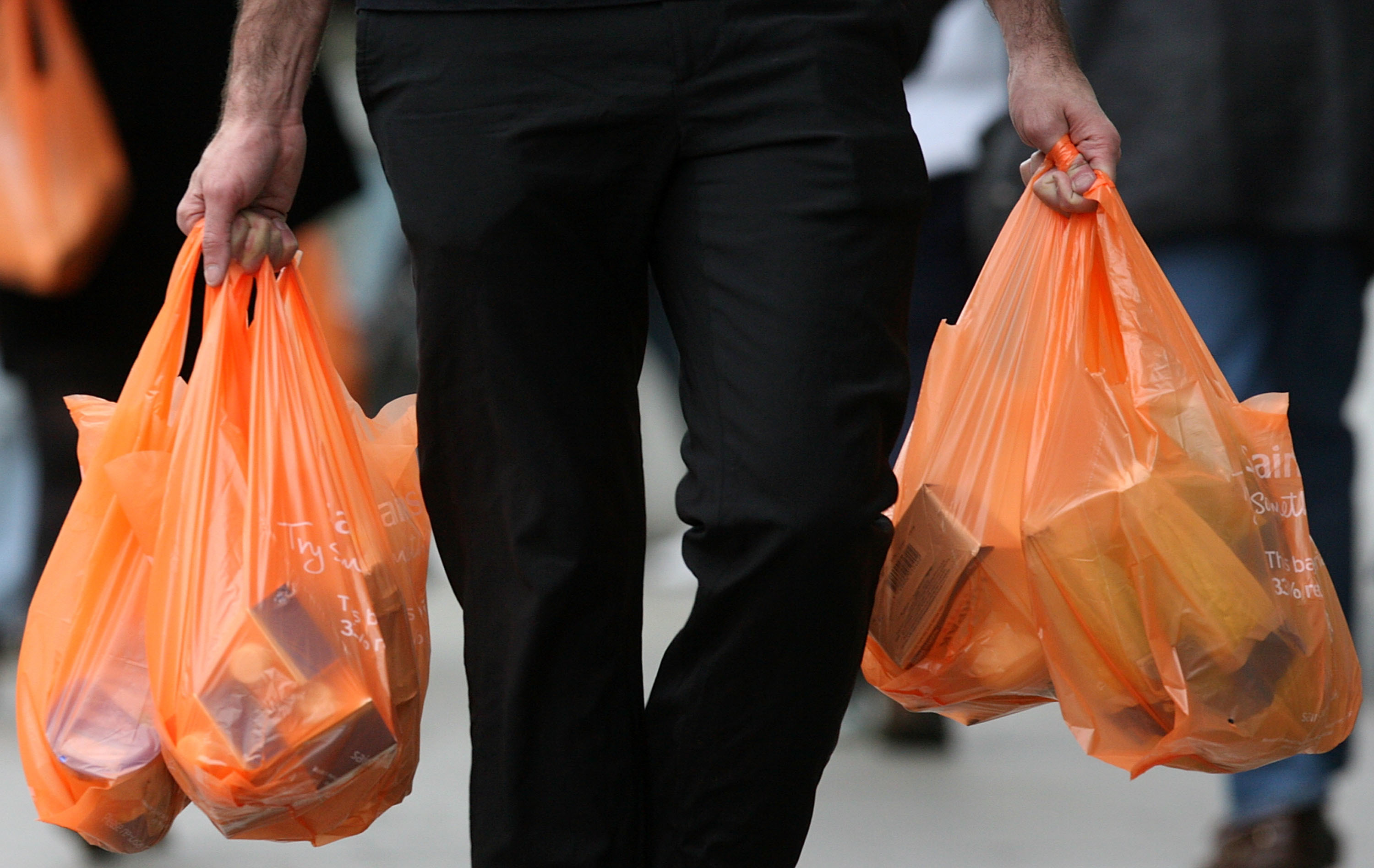 Guerra ao plástico não está a resultar: supermercados aumentam venda de sacos de plástico