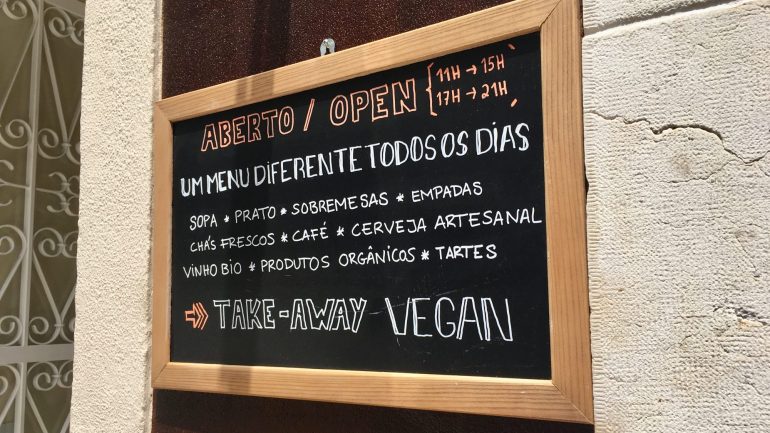 O restaurante é take away, mas João criou um espaço par quem prefere comer no restaurante