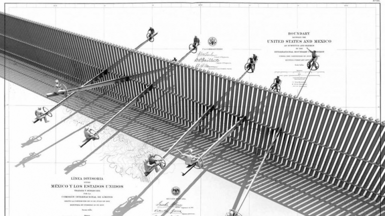 Há um sobe e desce improvisado no muro que separa os EUA e o México