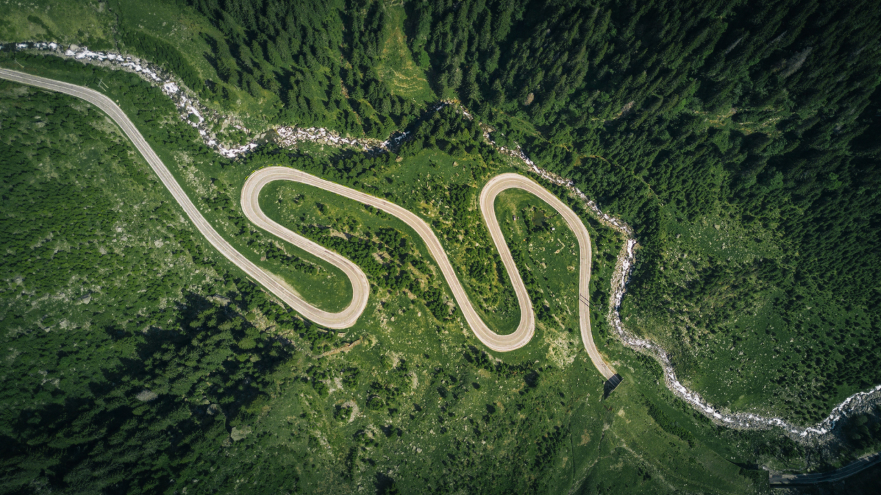 A estrada Transfăgărășan, na Roménia, remete para a história do Drácula 