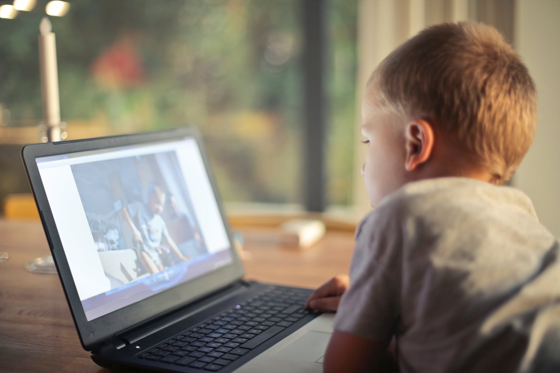 Ensino à distância recomeça esta segunda-feira. São necessários mais de 300 mil computadores