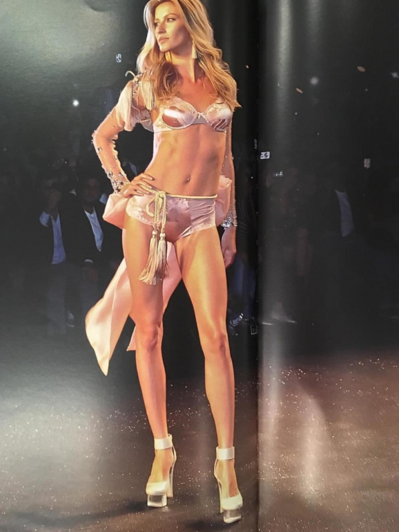 Gisele Bündchen na apresentação da sua coleção de lingerie com uns sapatos Fernando Pires 