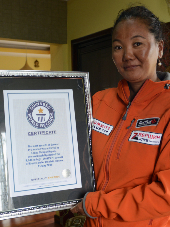 Em 2016 a alpinista nepalesa conseguiu o recorde mundial de escaladas de maior sucesso no Monte Everest para uma mulher com sete subidas, e recebeu o certificado de recorde do Guinness