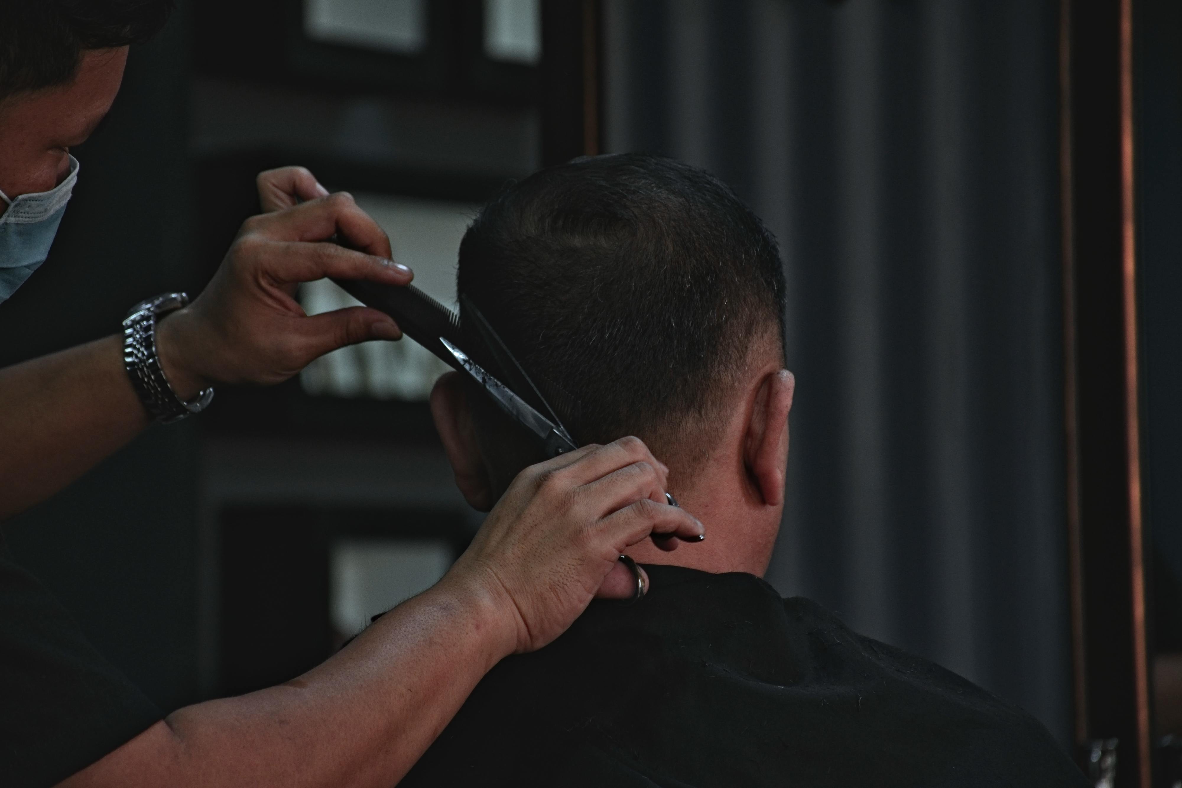 Barbeiro dá dicas para que consiga cortar ou aparar o cabelo em casa (idealmente com ajuda)