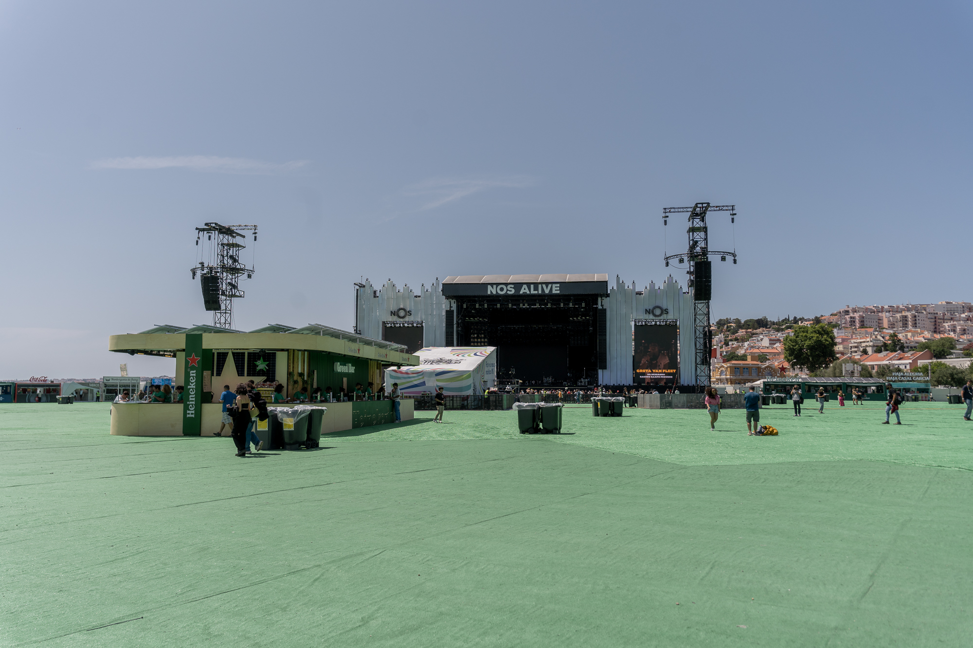 Guia para o NOS Alive. Quanto custa a imperial? Onde fica o WC? Há sítios para levantar dinheiro?