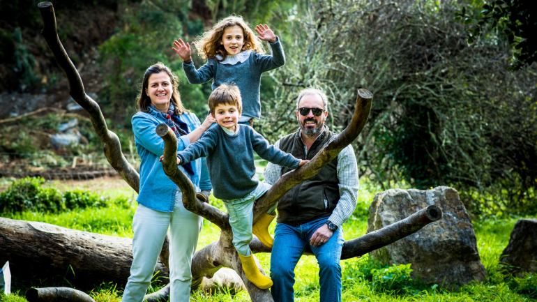 Joana, João, Teresa e António vivem uma dinâmica familiar que nem sempre é compreendida pelos outros